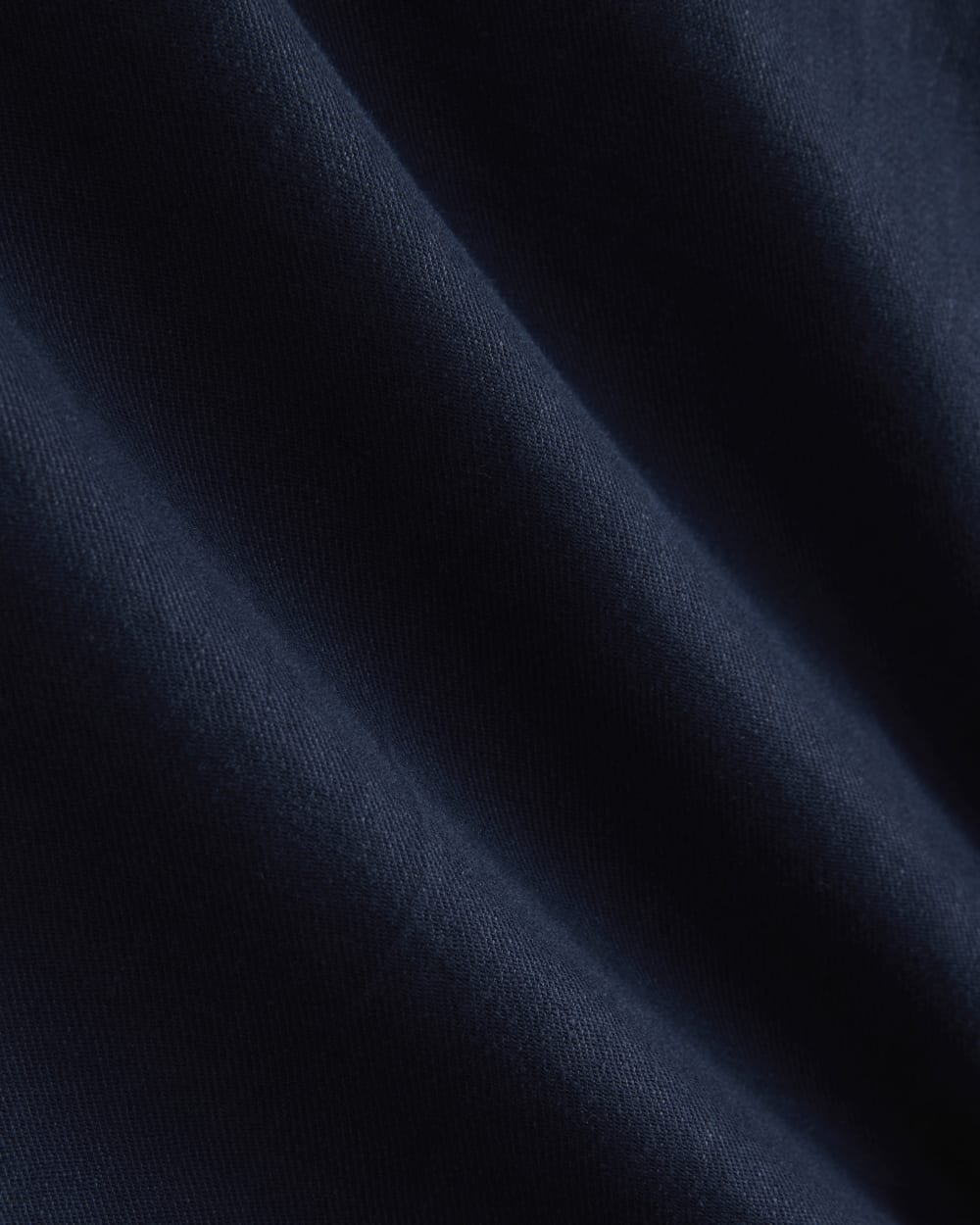 Long Tailored Short in Stretch Linen in Navy — detail view