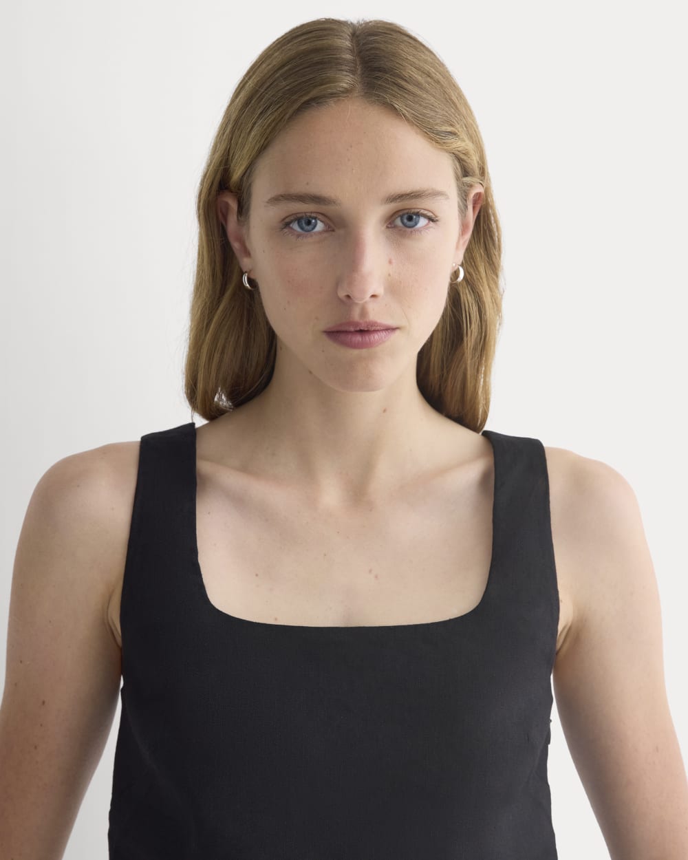 Square Tank in Stretch Linen in Black — detail view
