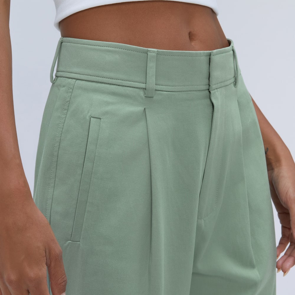 The Draper Pleated Pant in Buttersmooth in Lily Pad — detail view