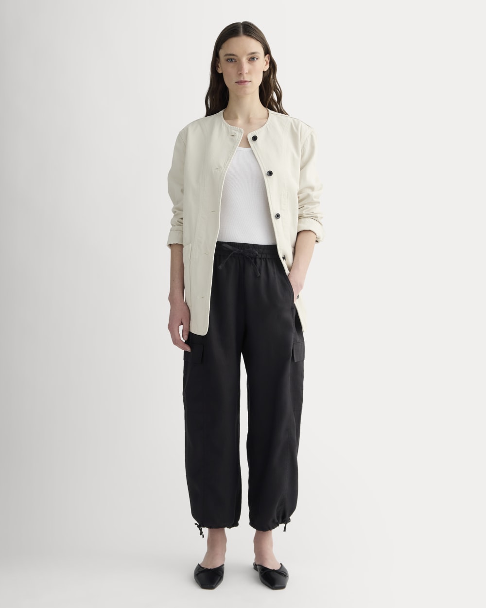 The Cargo Curve Pant in Linen in Black — front view