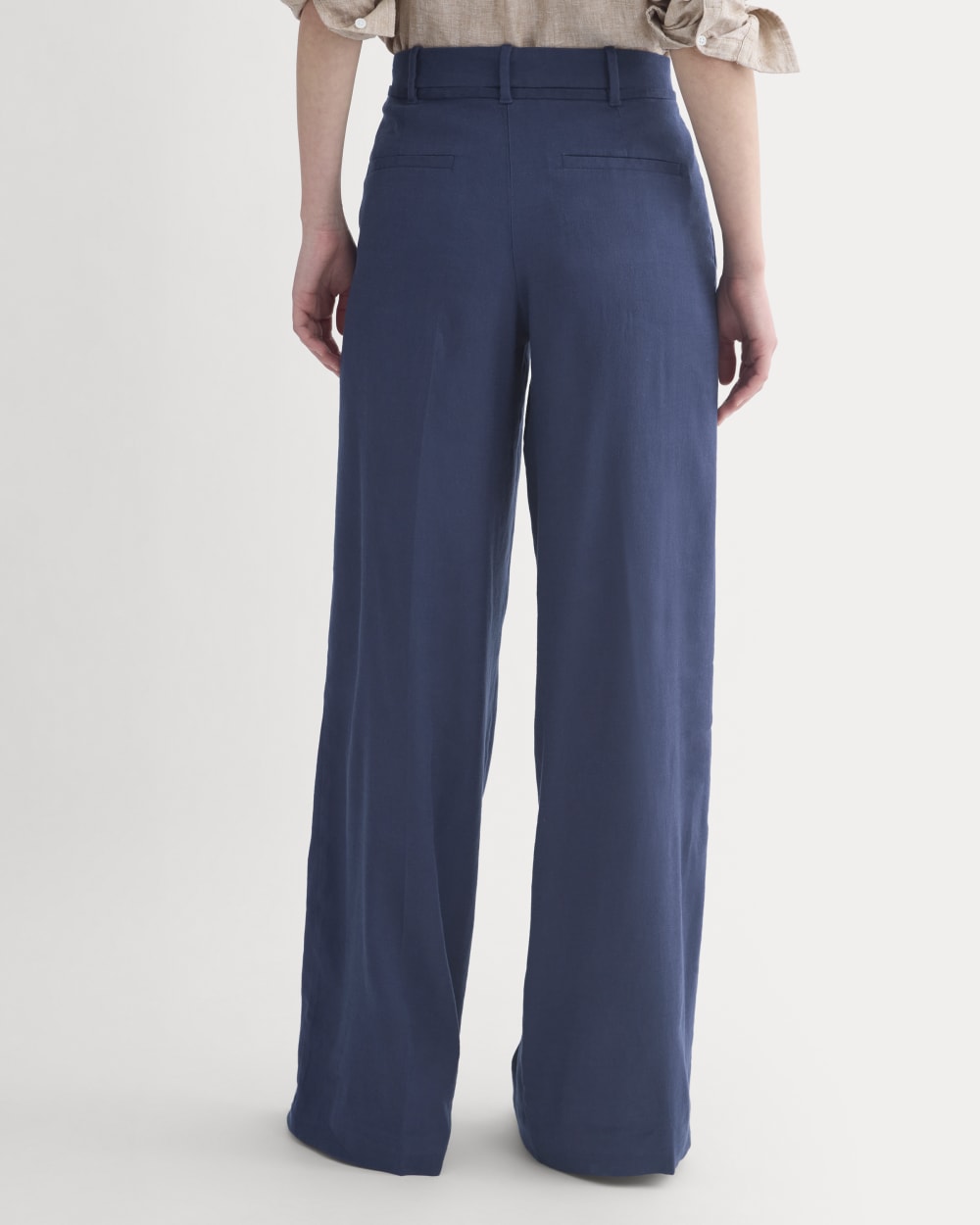 Wide-Leg Belted Pant in Stretch Linen in Navy — detail view