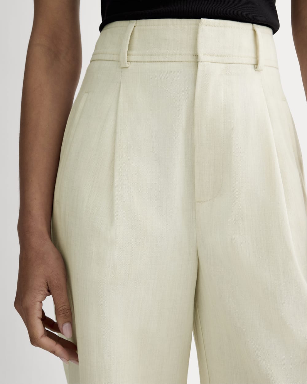 The Draper Pleated Pant in Buttersmooth in Heathered Oat — detail view