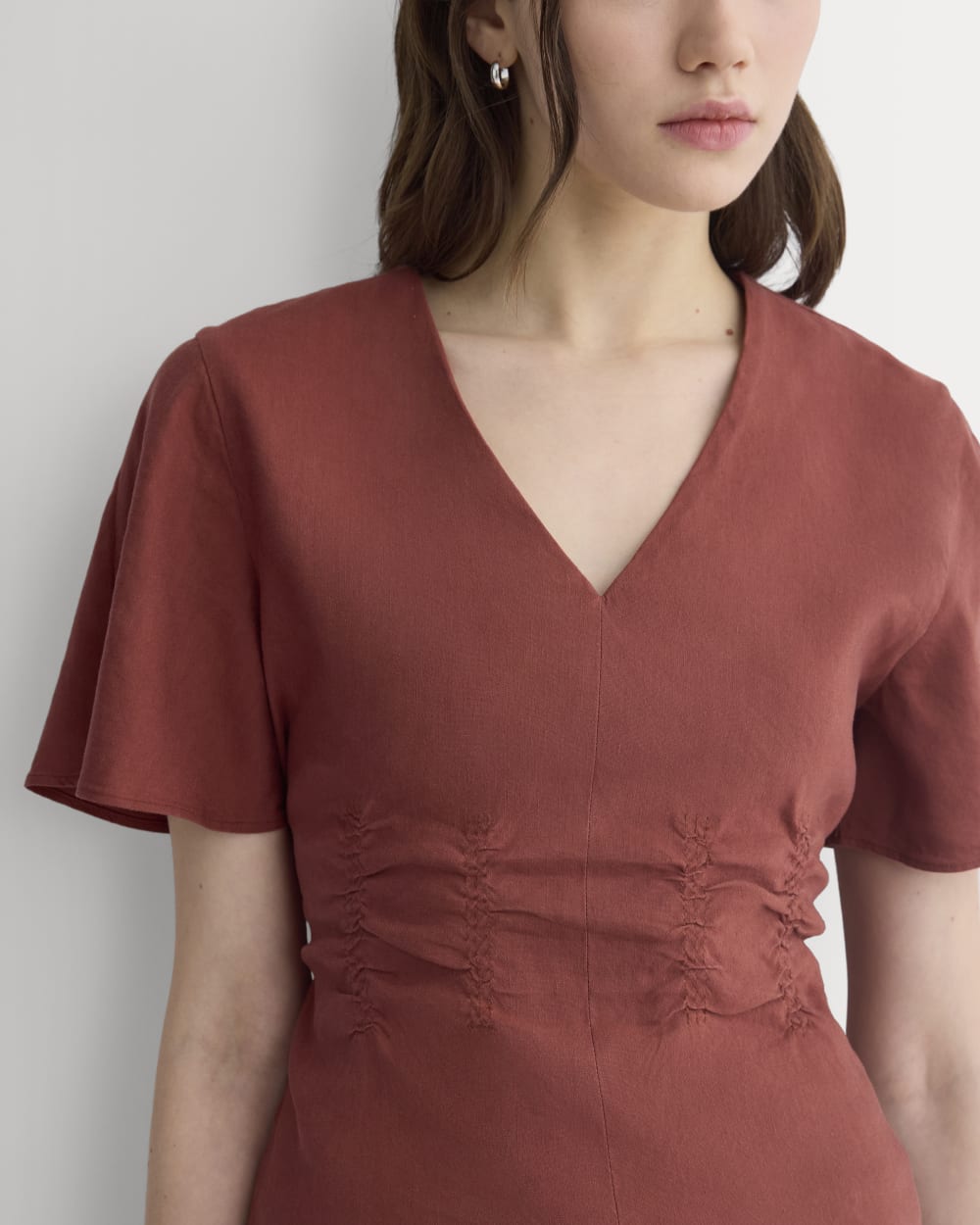 Cinched Top in Stretch Linen in Henna Red — detail view