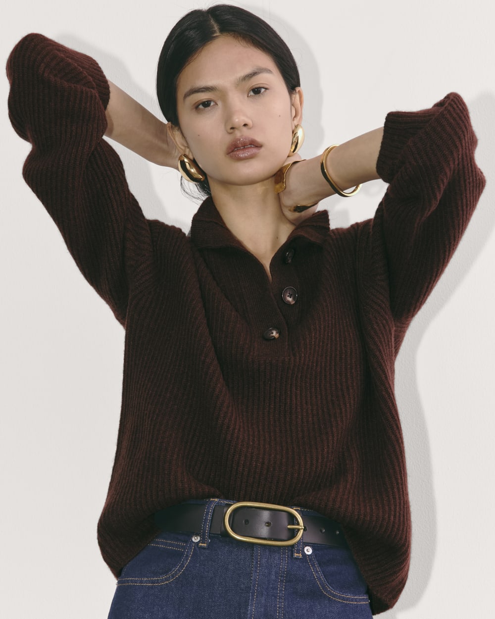 The Cocoon Henley in Wool Cashmere in Americano — detail view