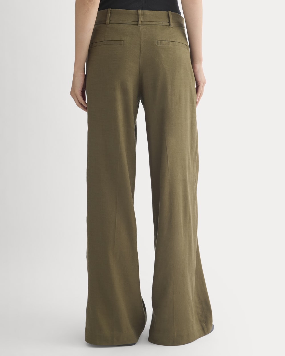 Wide-Leg Belted Pant in Stretch Linen in Beech — detail view