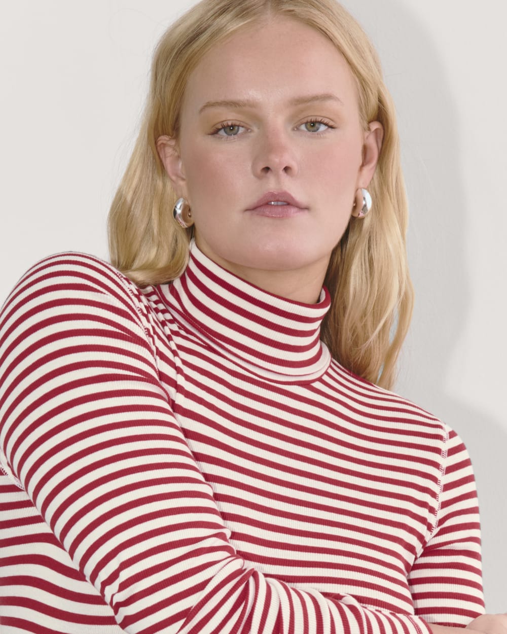 The Luxe Rib Turtleneck in Bone / Berry Red — alternate view