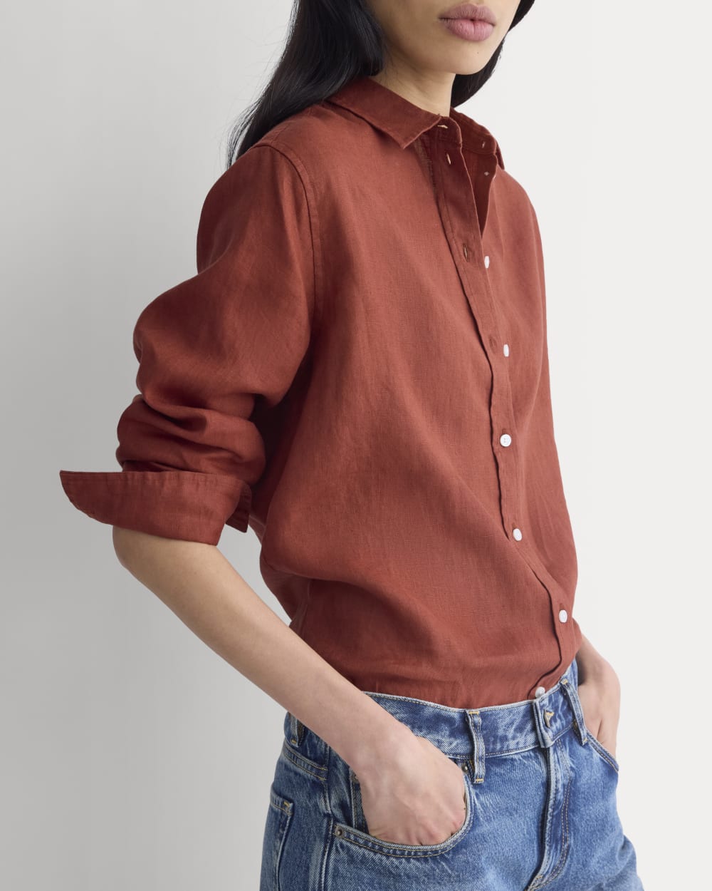 The Must-Have Shirt in Linen in Henna Red — detail view