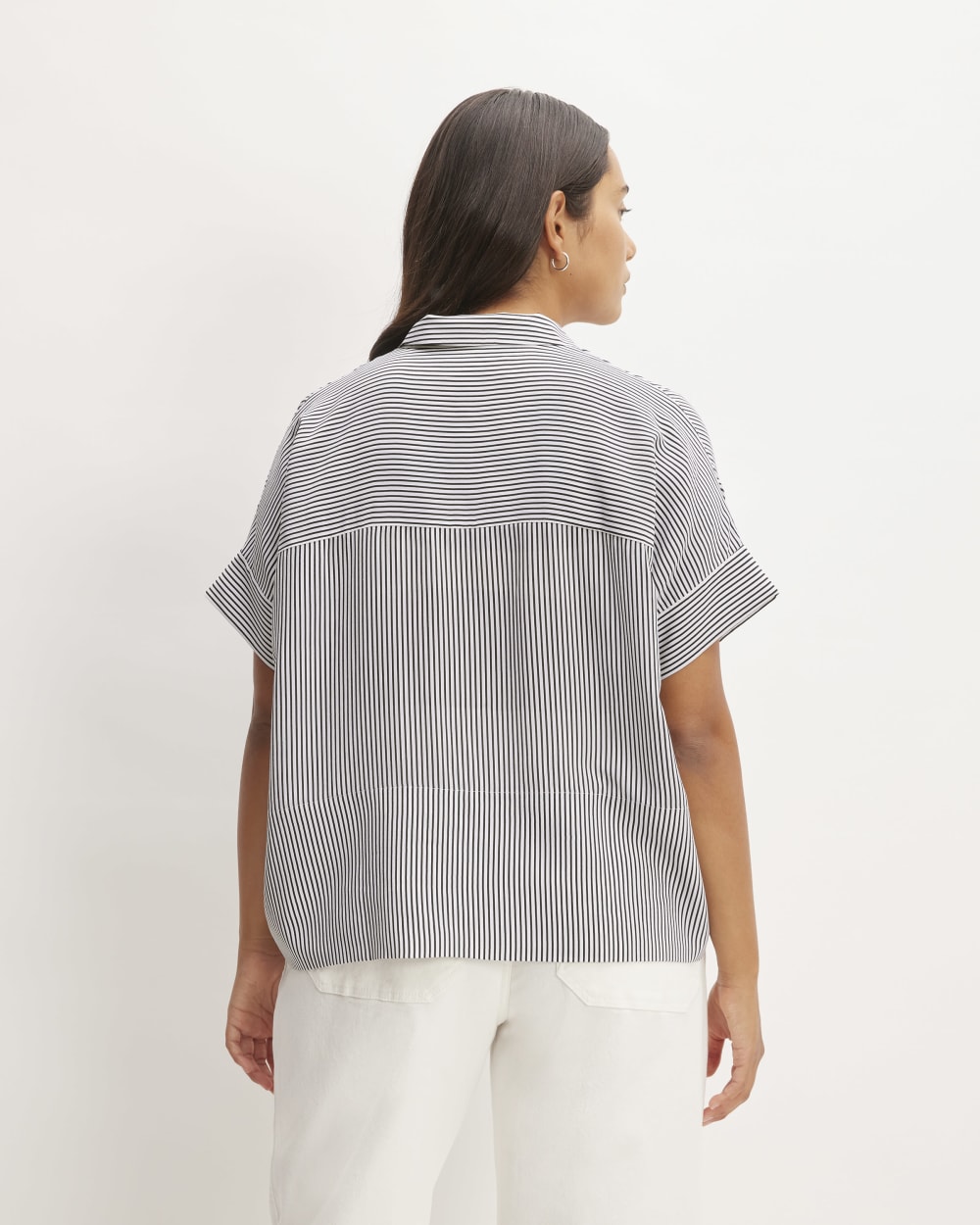 The Boxy Shirt in Washable Silk in Black / White — detail view