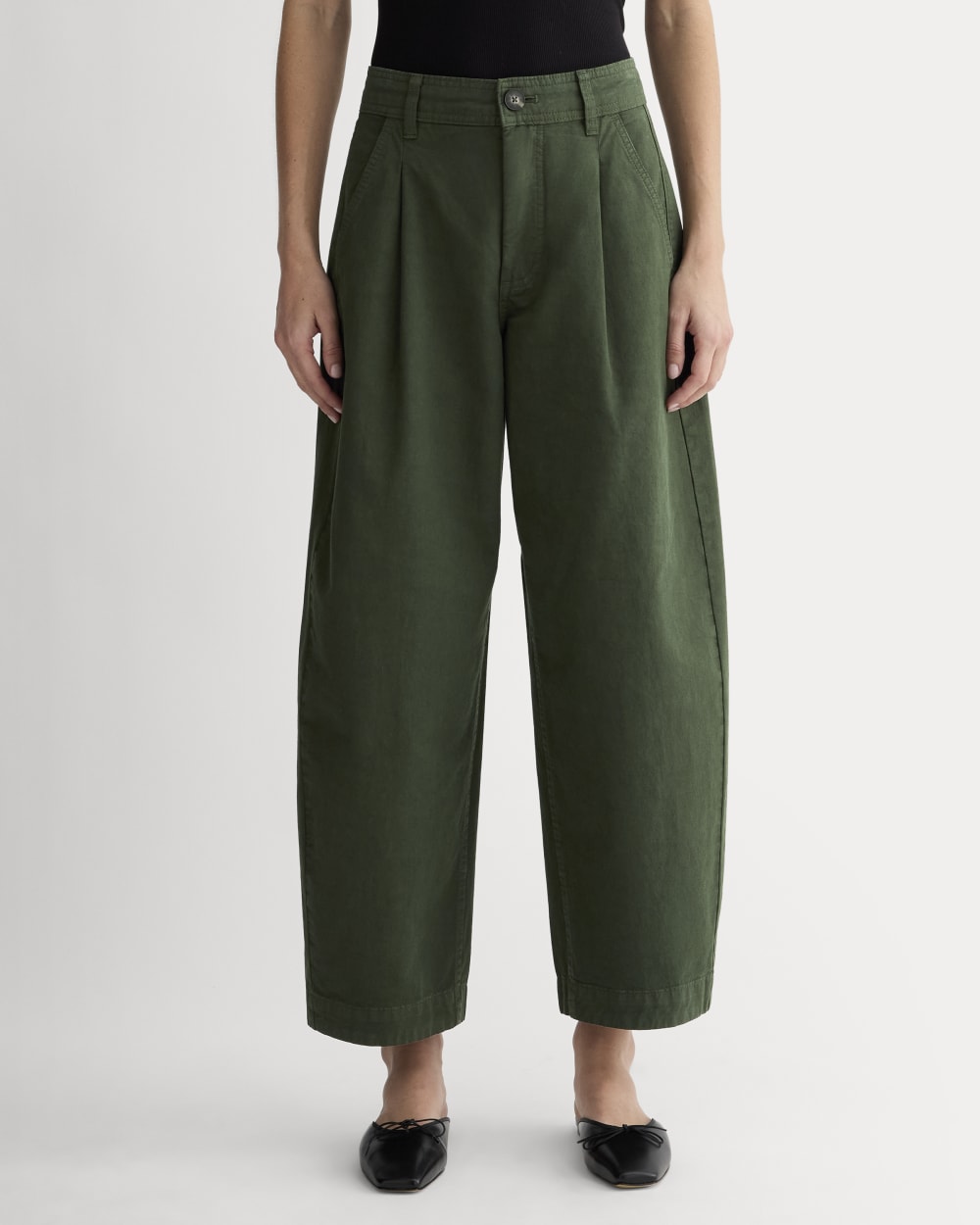 The Everywhere Pant in Dark Forest — detail view