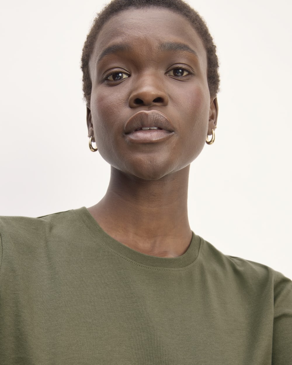 The Slim Crew in Essential Cotton in Kalamata — detail view