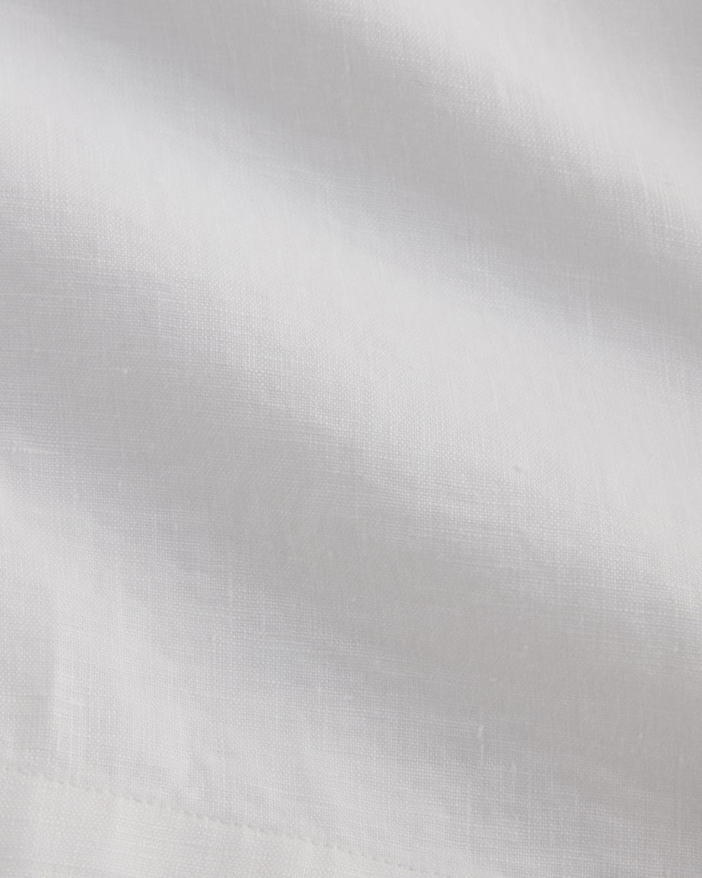 The Notch Shirt in Linen in White — detail view