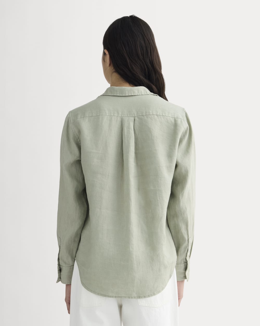 The Must-Have Shirt in Linen in Seagrass — detail view