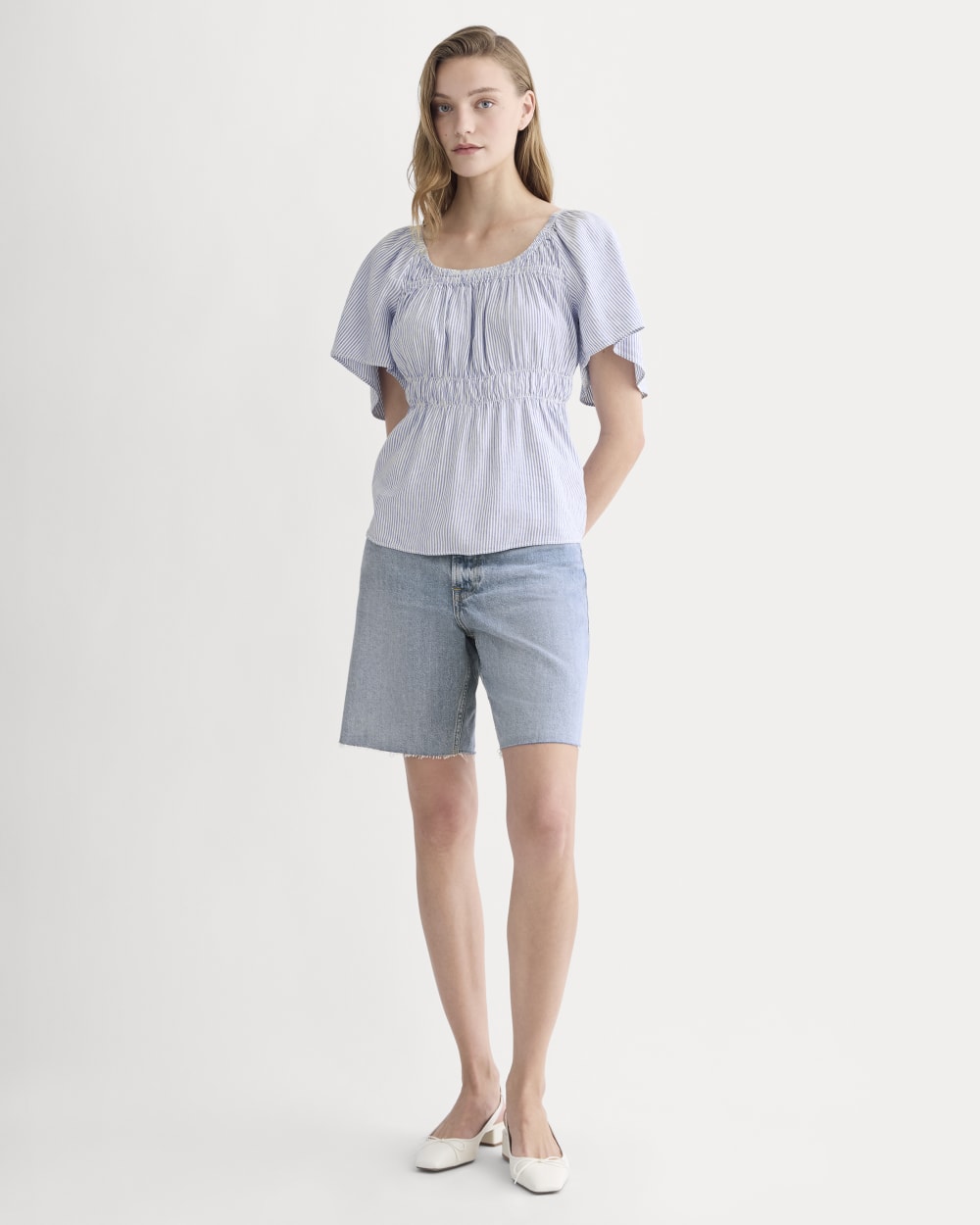 The Flutter-Sleeve Top in Stretch Linen in White / Dutch Blue — detail view