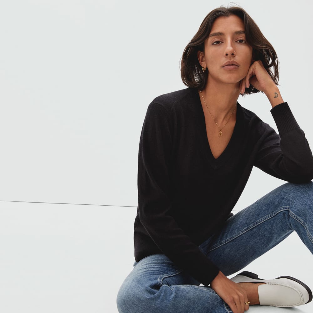 The Cashmere V-Neck in Black — detail view