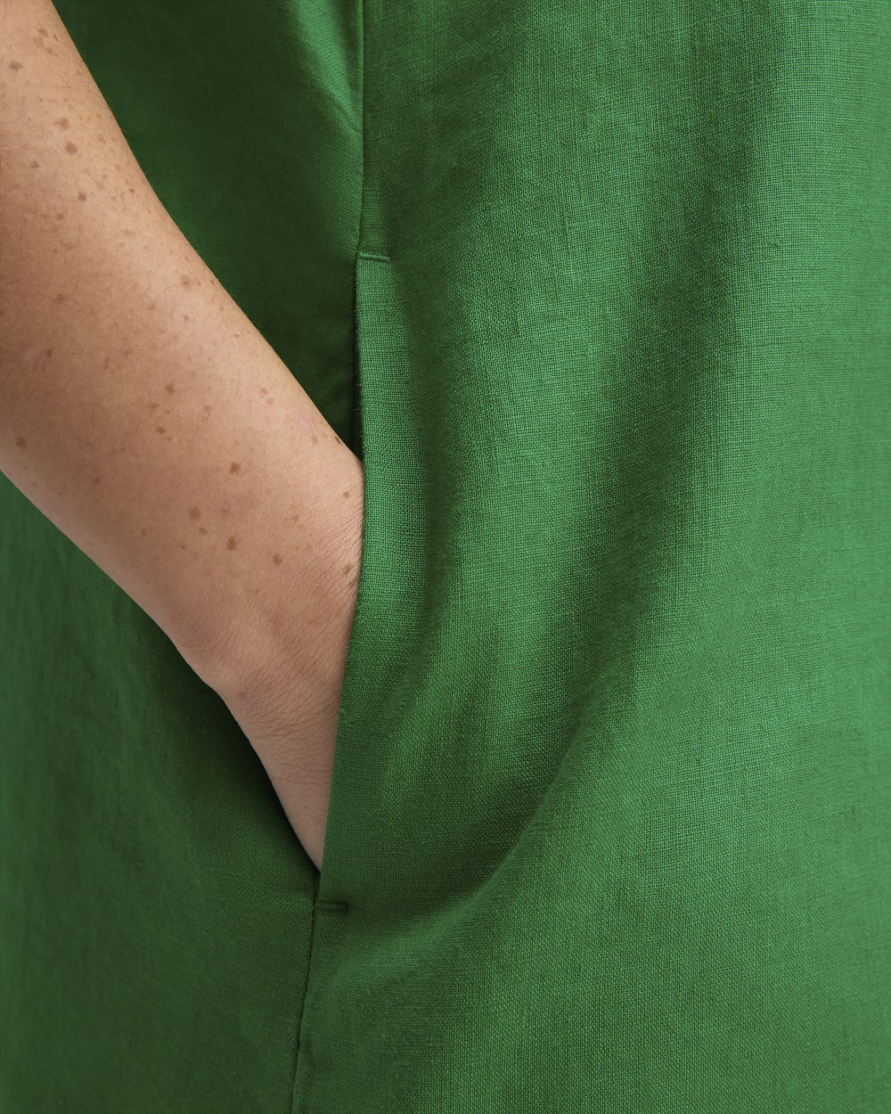 The Shirtdress in Linen in Grass Green — detail view