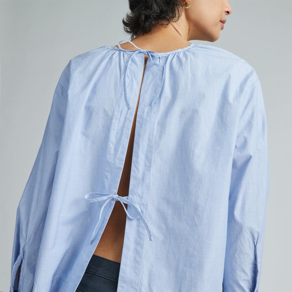 The Poplin Breeze Shirt in Light Blue — detail view