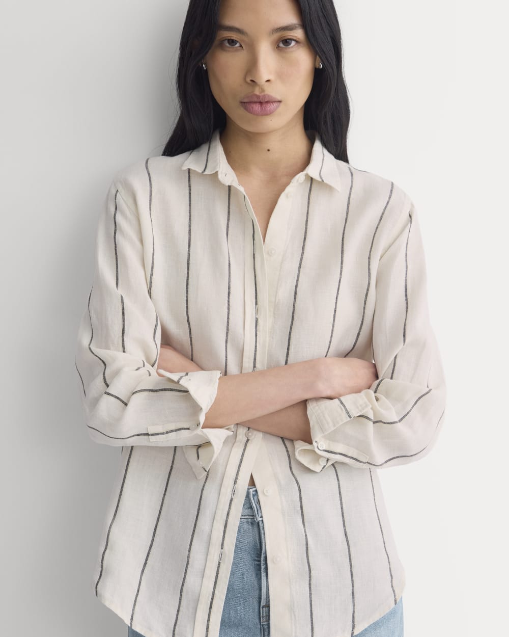 The Must-Have Shirt in Linen in Gardenia/Meteorite — detail view
