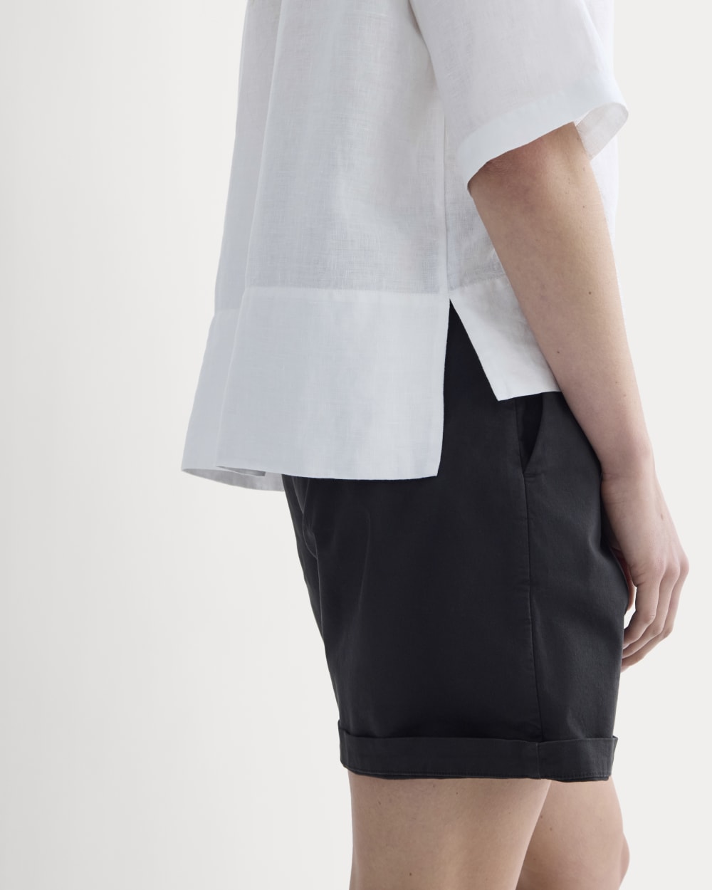 The Boatneck Top in Linen in White — detail view