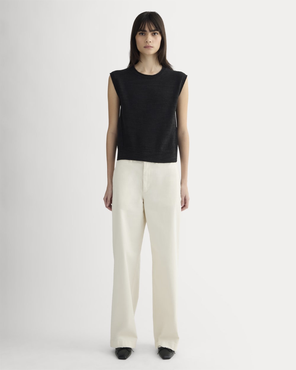 The Muscle Sweater in Cotton Linen in Black — detail view