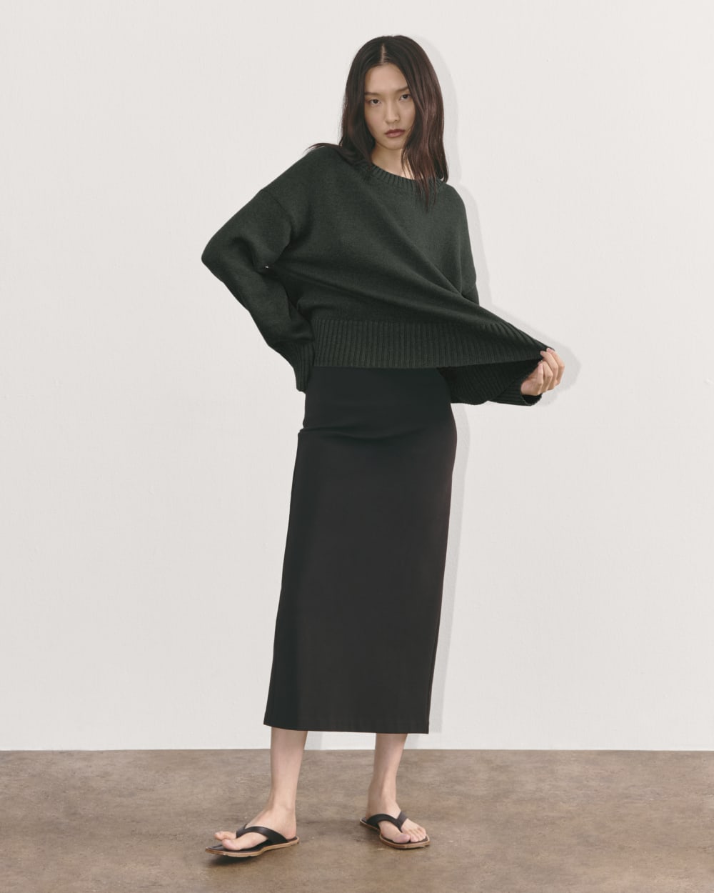The Boxy Sweater in Everyday Cotton in Scarab — detail view