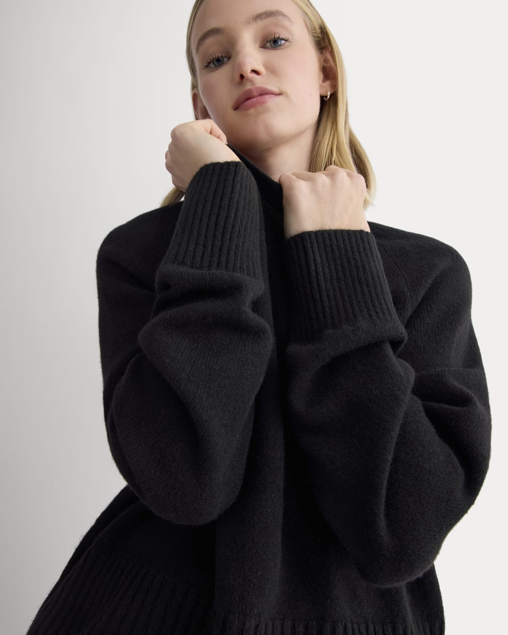The Boxy Crew in Cashmere in Black — detail view