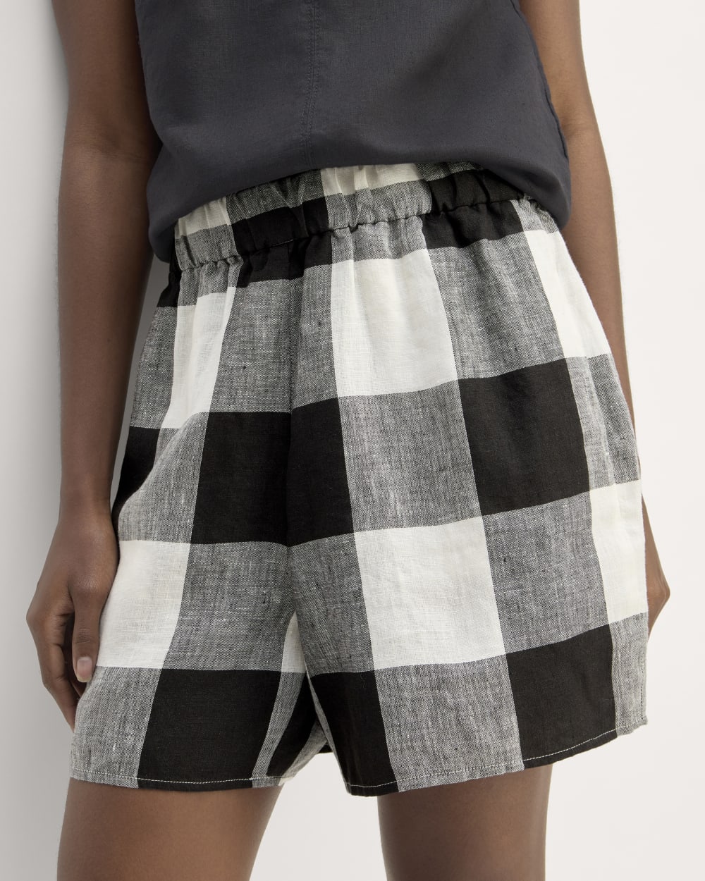 The Linen Easy Short in Bone / Black Check — detail view