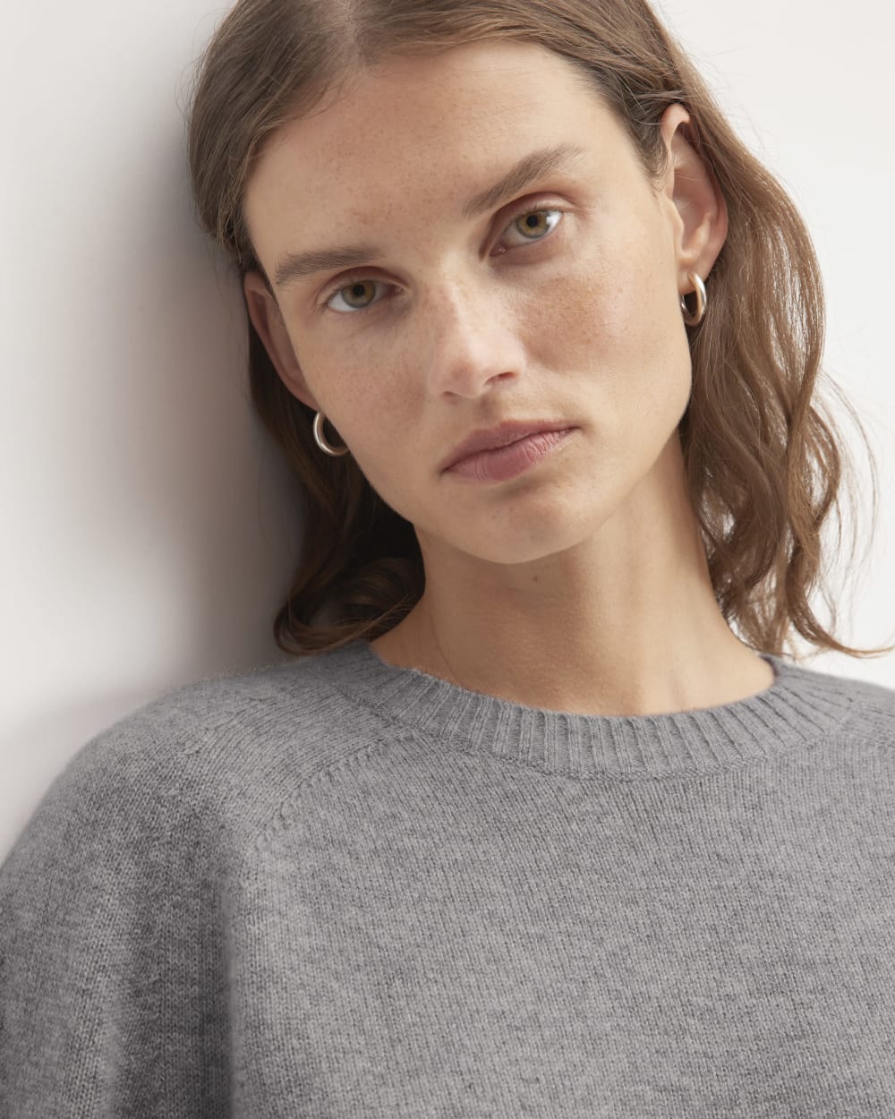 The Boxy Crew in Cashmere in Heathered Grey — detail view