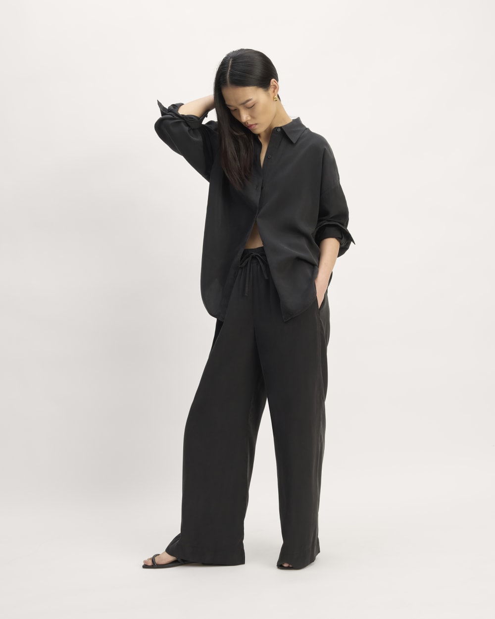 The Oversized Shirt in Butterlite in Black — detail view