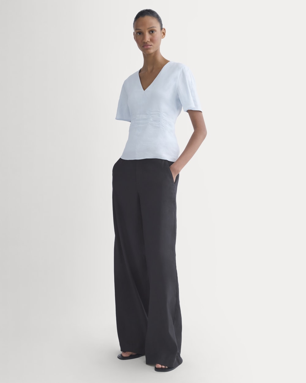 Cinched Top in Stretch Linen in Skywriting — detail view