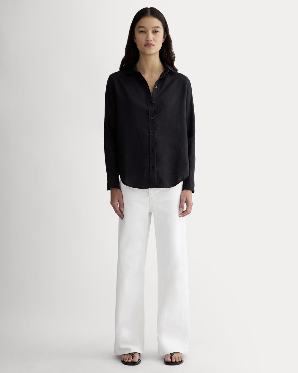 The Must-Have Shirt in Linen in Black — detail view