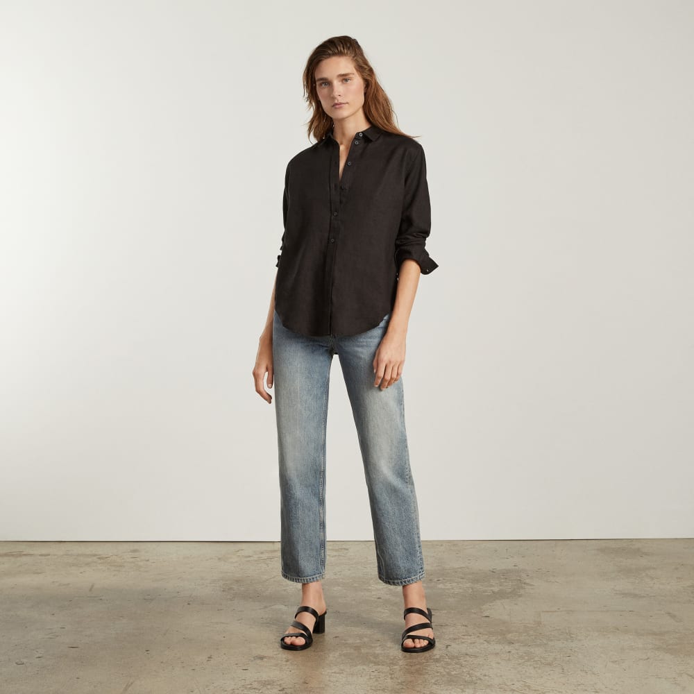 The Must-Have Shirt in Linen in Black — detail view