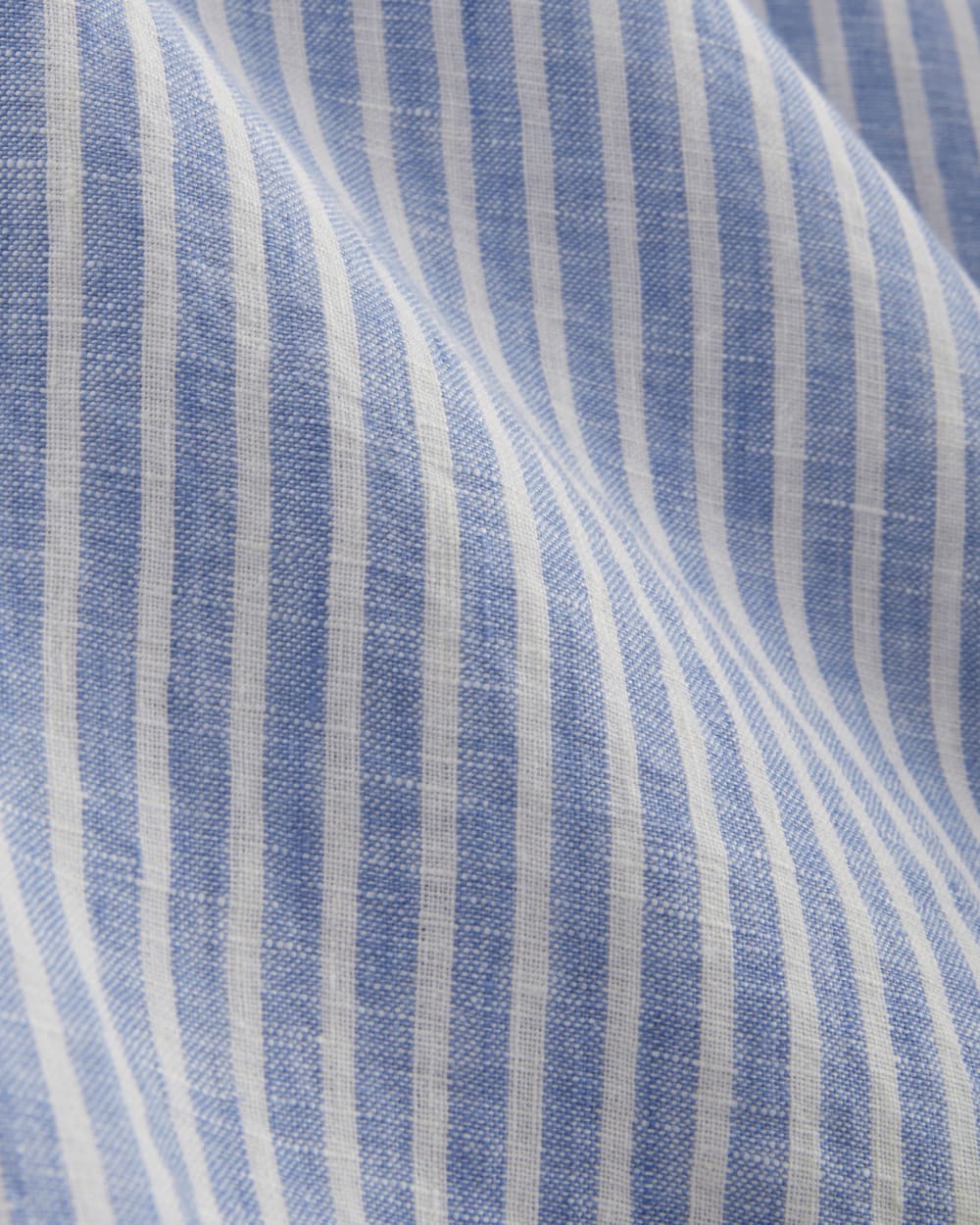 The Must-Have Shirt in Linen in Bluebell / Bone — detail view