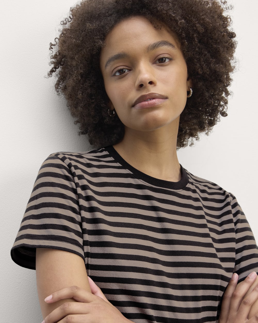 The Box-Cut Tee in Essential Cotton in Artist Clay / Black — detail view