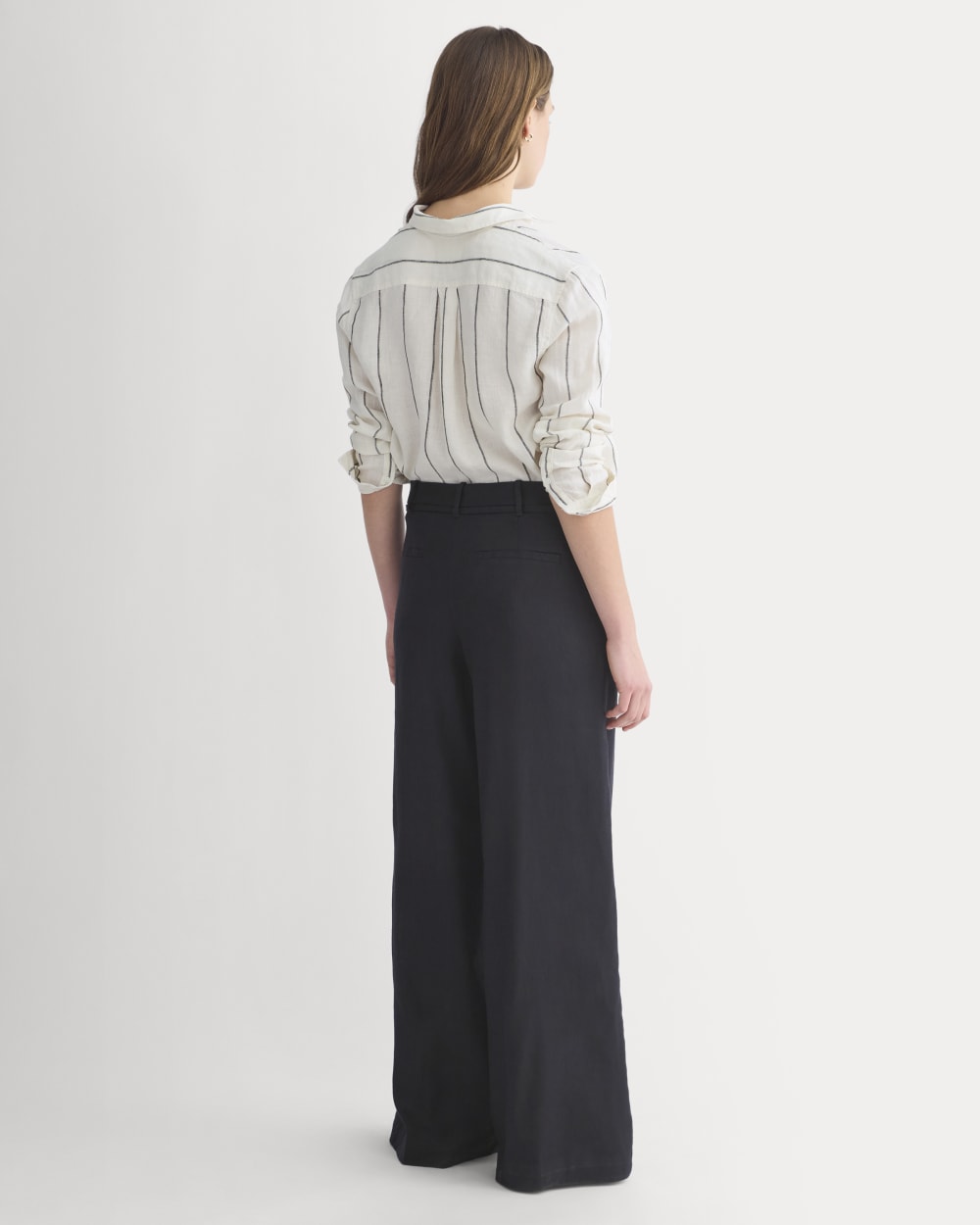 Wide-Leg Belted Pant in Stretch Linen in Black — detail view