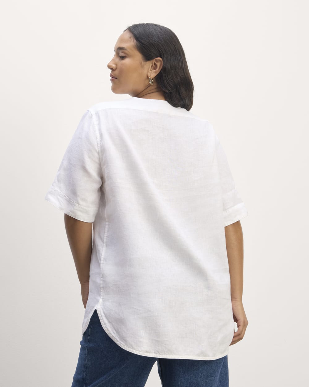 The Bib Shirt in Linen in White — detail view