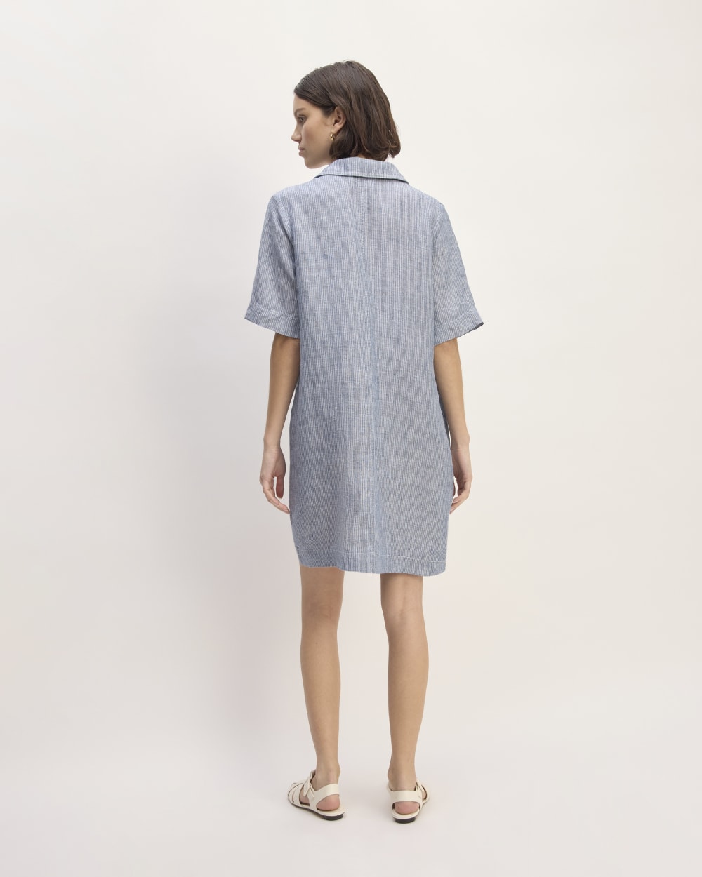 The Shirtdress in Linen in White / Blue — detail view