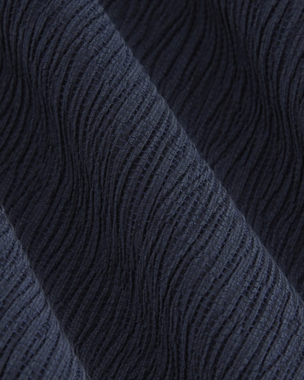The Crinkle Pant in Navy — detail view
