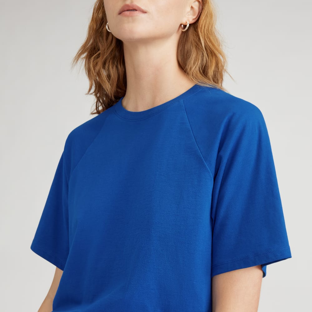 The Organic Cotton Raglan Tee in Mazarine Blue — detail view