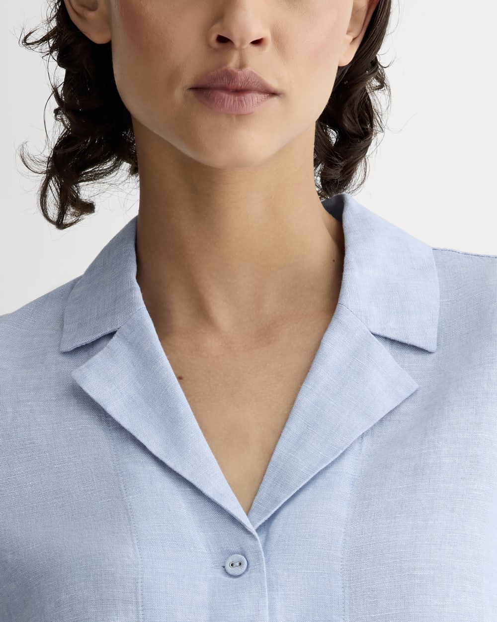 The Notch Shirt in Linen in Light Blue — detail view
