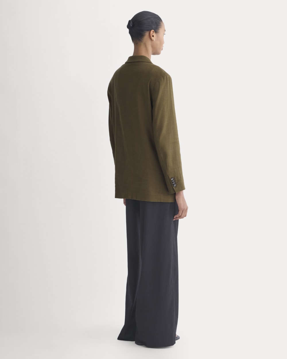 The Oversized Blazer in Stretch Linen in Beech — detail view
