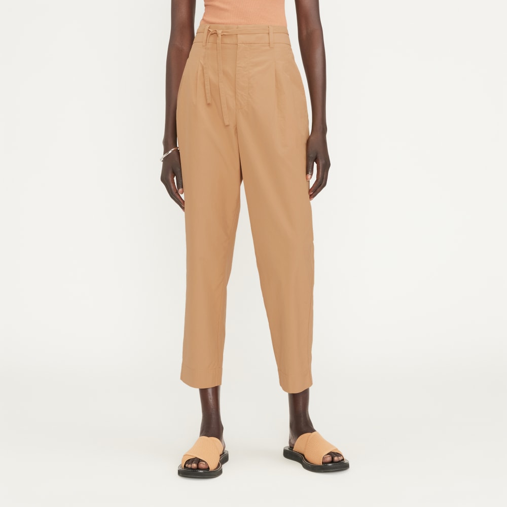 The Poplin Pleated Taper Pant in Caramel — front view