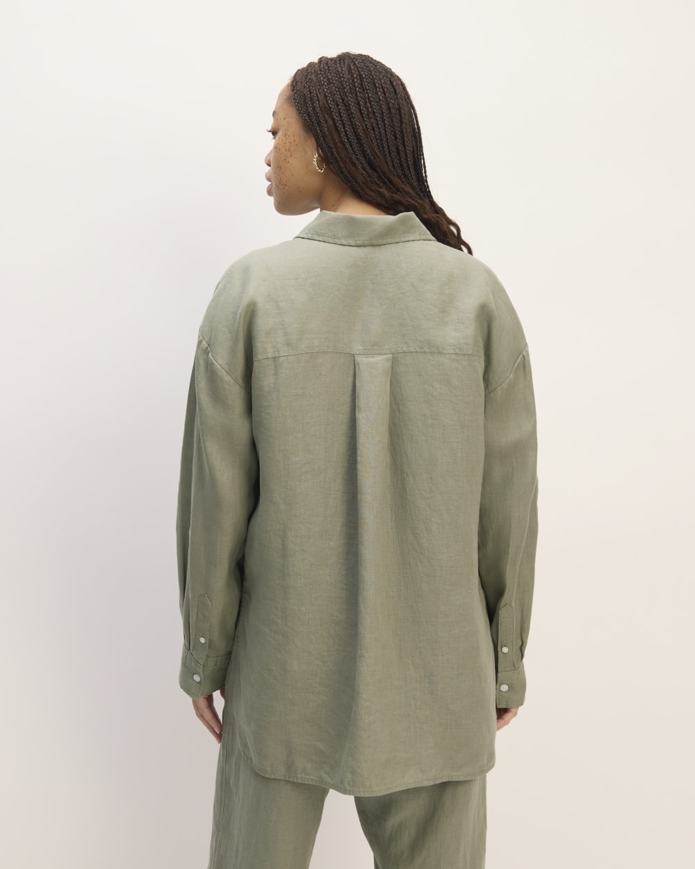 The Boyfriend Shirt in Linen in Sage Green — detail view