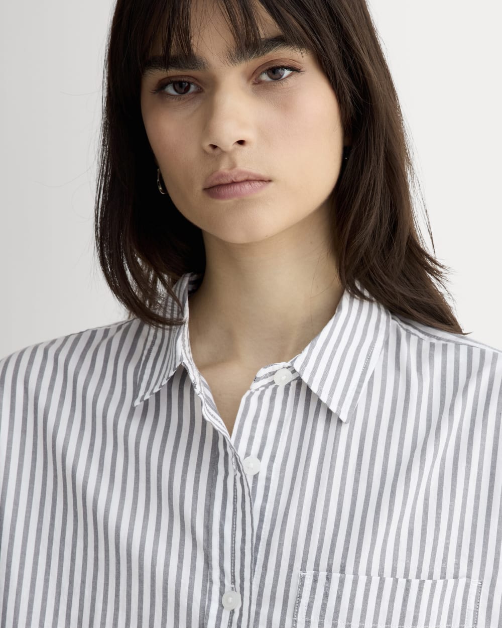 The Way-Short Shirt in Silky Cotton in Periscope / Bone — detail view