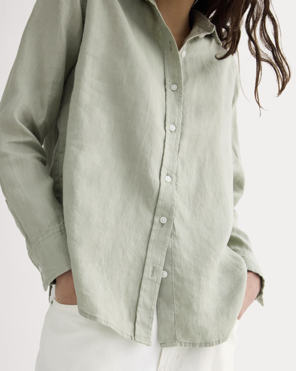 The Must-Have Shirt in Linen in Seagrass — detail view
