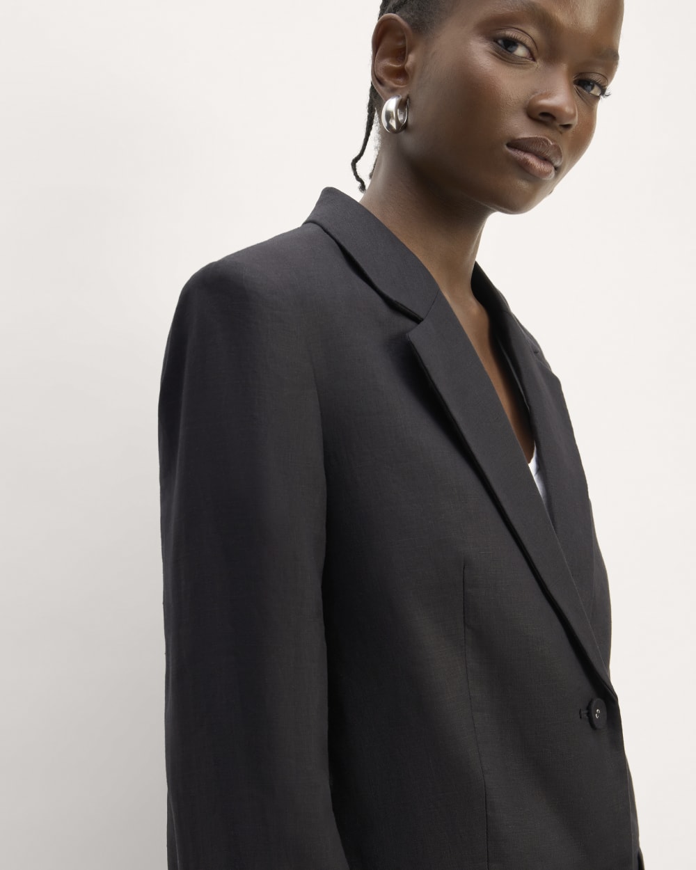 The Oversized Blazer in Linen in Black — detail view