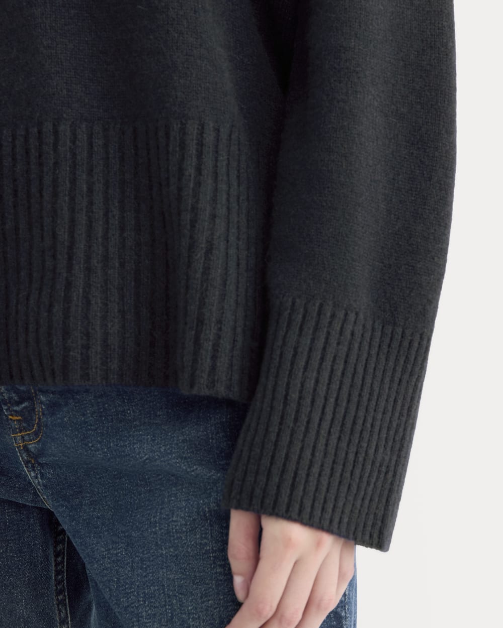 The Boxy Turtleneck in Cashmere in Navy — detail view