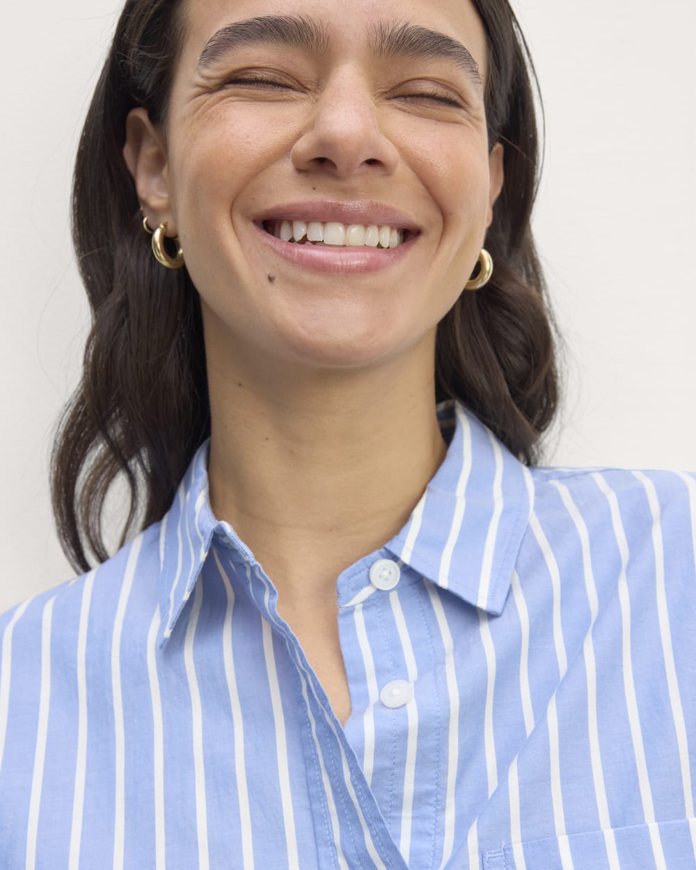 The Way-Short Shirt in Silky Cotton in Mariner Blue / White — detail view