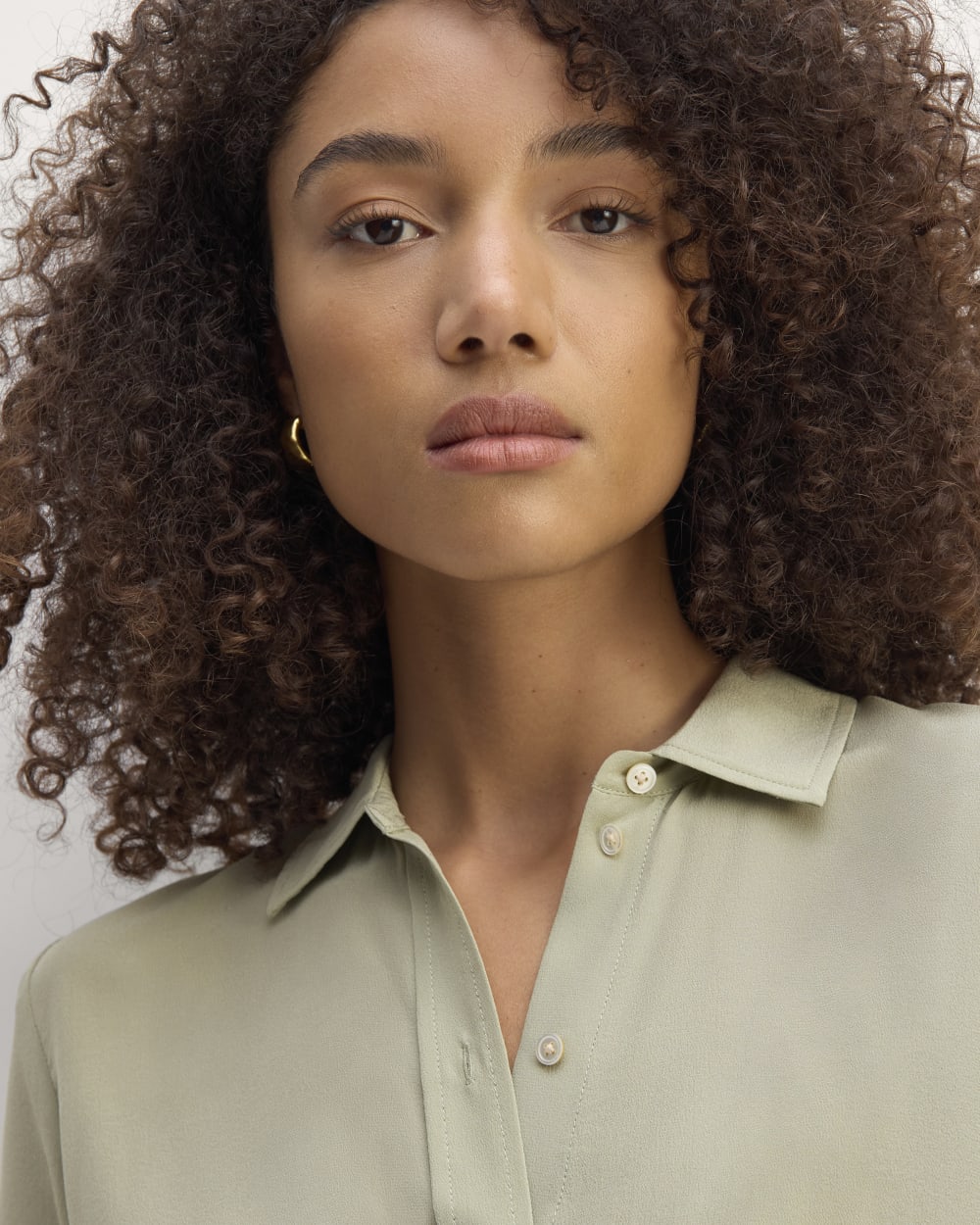The Must-Have Shirt in Washable Silk in Seagrass — detail view