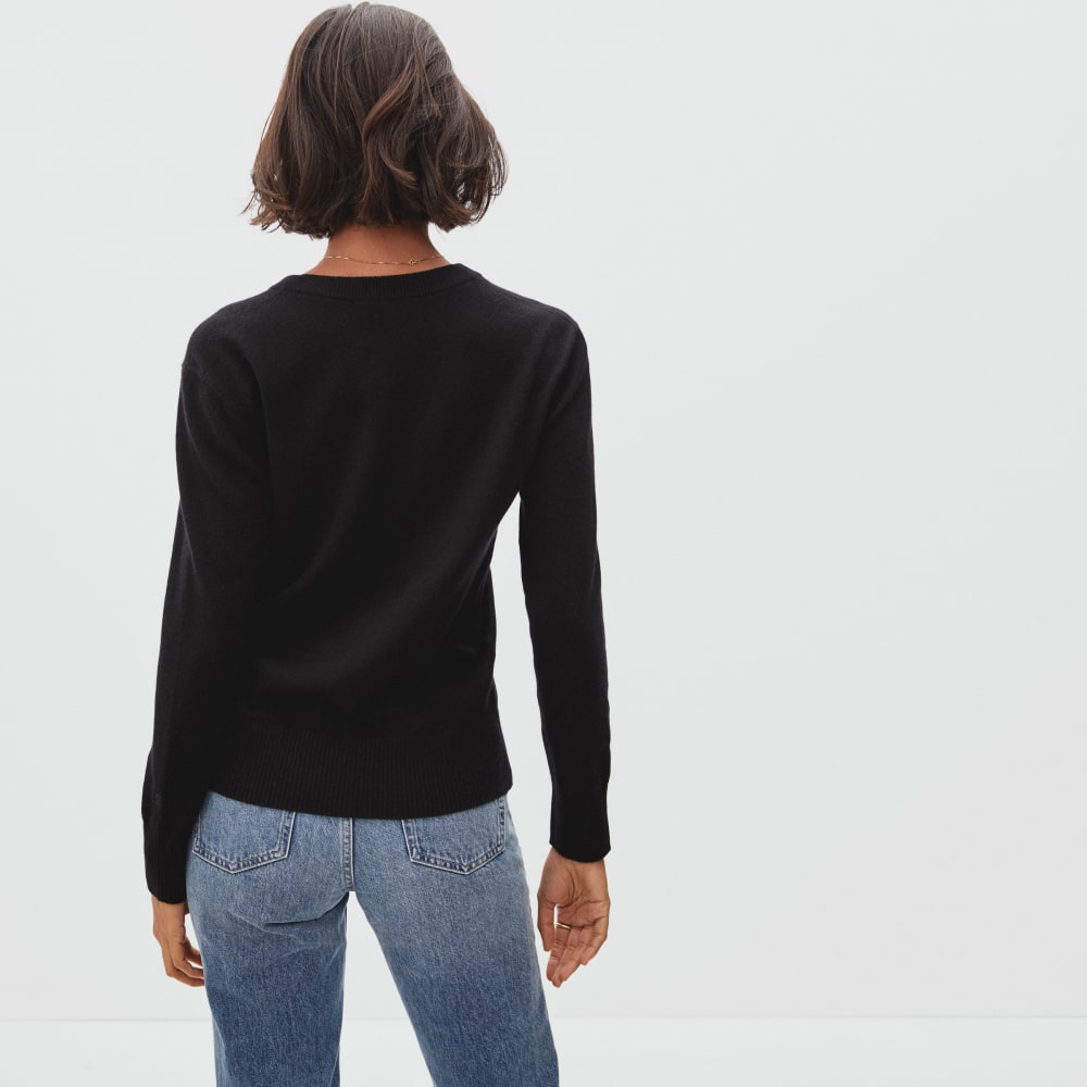 The Cashmere V-Neck in Black — detail view