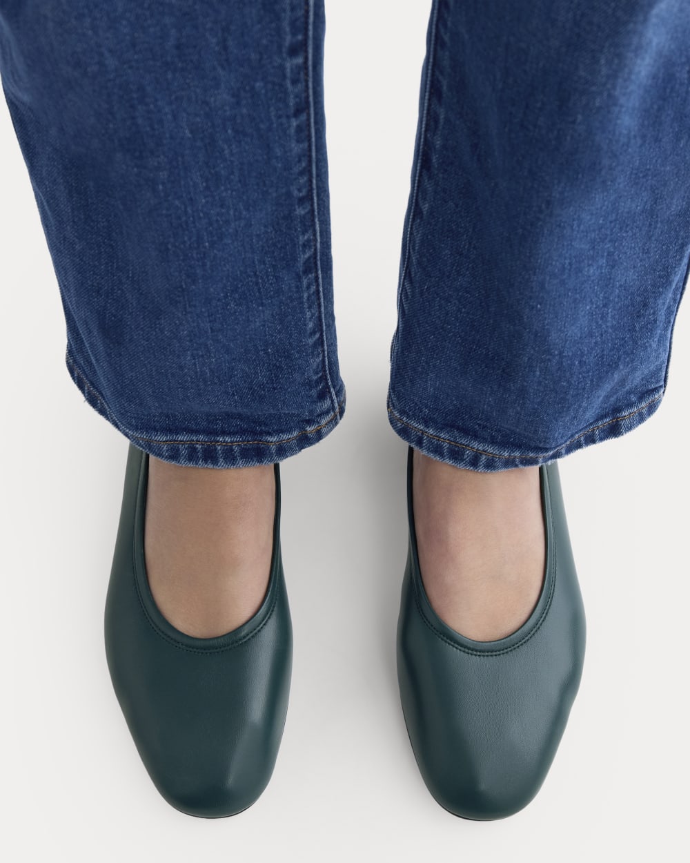 Made in Italy Flat in Juniper — detail view